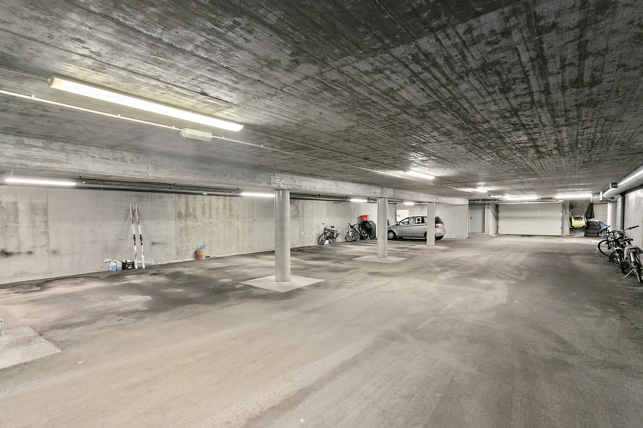 Fast parkeringsplass i garasjeanlegg med elbillader